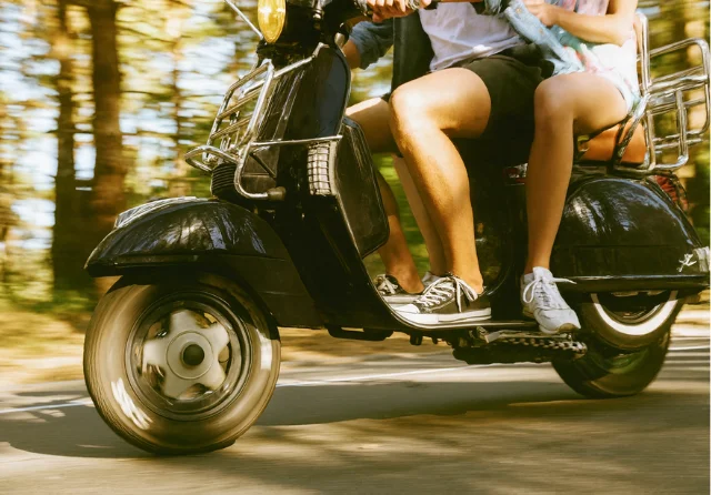 10 Fehler beim Fahren eines Scooters (und wie man sie vermeidet) 1 fehler-beim-motorradfahren