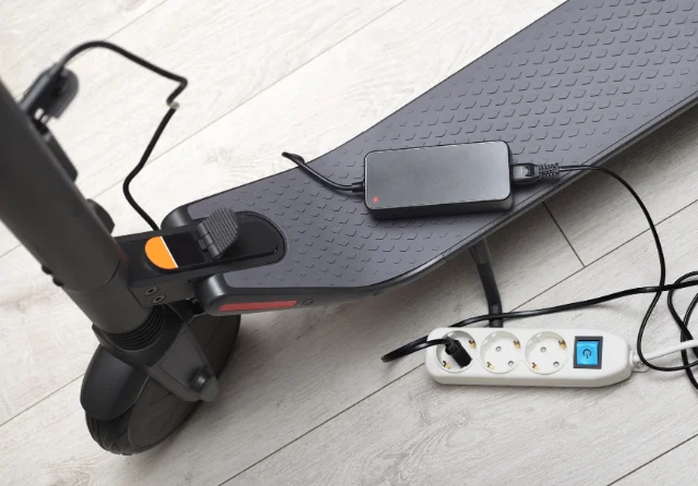 Comment charger et entretenir votre trottinette électrique 1 comment-recharger-une-trottinette-electrique